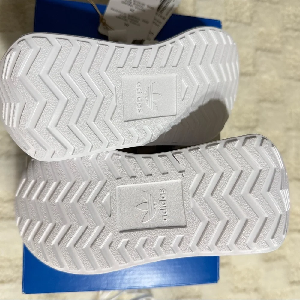 Adidas Kids White and Black Striped Sneakers size 10k 10T unisex NEW - NWT